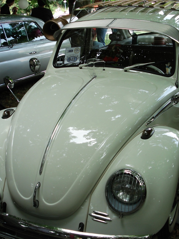 VW Käfer mit zahlreichem zeitgenössischen Zubehör. Auf dem Dach ein klassischer Gepäckträger mit Ladefläche aus Holzleisten, auf der Beifahrerseite einer Zusatzbelüftung, und einer Sonnenschute aus Blech, Fotos: A. Ohlmeyer