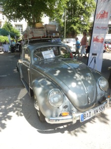 VW Käfer mit beladenem Dachgepäckträger, fertig zum Start in den Urlaub in den 50er und 60er Jahren, Fotos: A. Ohlmeyer